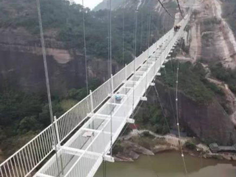 玻璃吊橋受到外國人質(zhì)疑，不遠(yuǎn)萬里來砸橋，結(jié)局讓人很無奈